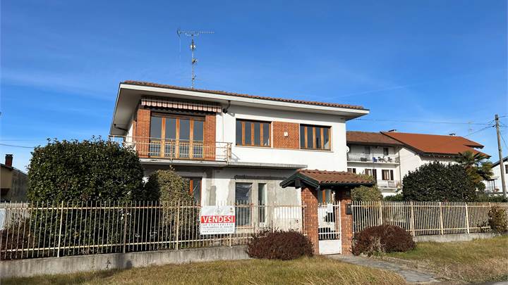 Suno - abitazione indipendente su terreno di 1210 mq