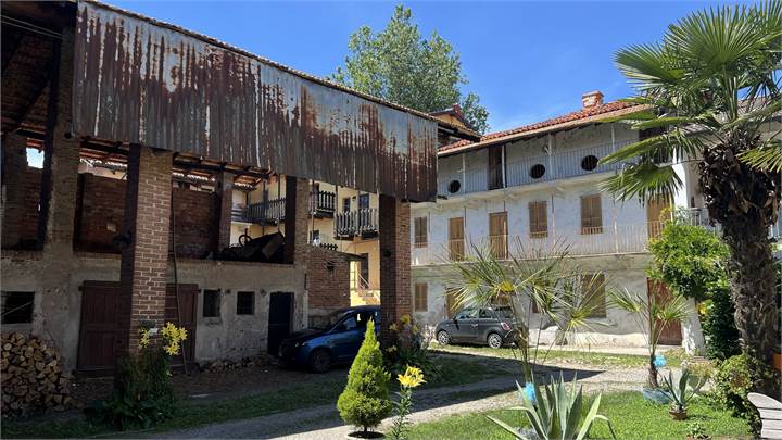 LANDIONA (NO) – FABBRICATI RUSTICI DA RISTRUTTURARE CON AMPIO CASSERO – € 65.000